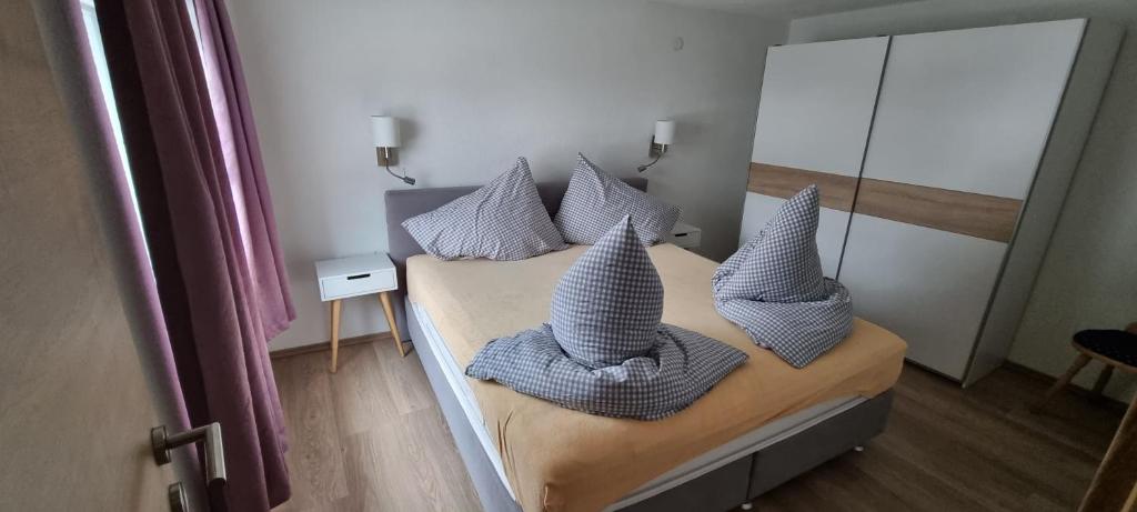 Łóżko lub łóżka w pokoju w obiekcie Schäfflers Ferienwohnungen