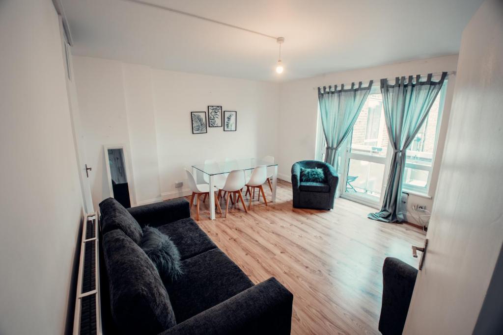 sala de estar con sofá y mesa en Stay in Islington in style 3BDR apt Nr Upper St en Londres