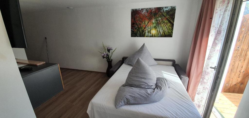 Łóżko lub łóżka w pokoju w obiekcie Schäfflers Ferienwohnungen