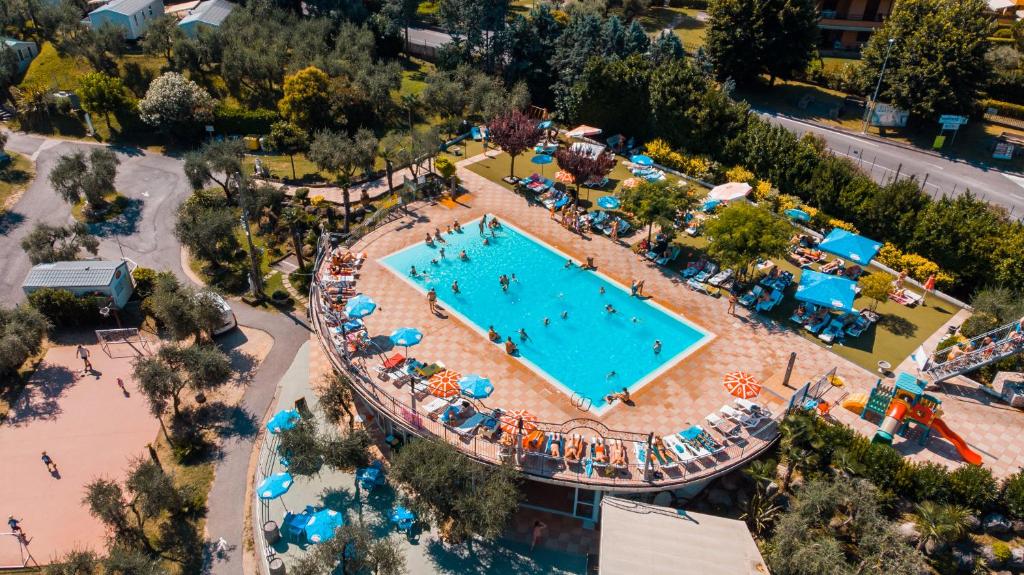 an overhead view of a large swimming pool at a resort at Albatross Mobile Homes on Camping Eden in San Felice del Benaco