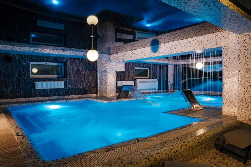 Bazén v ubytování Marmaros Apart-Hotel & Spa nebo v jeho okolí