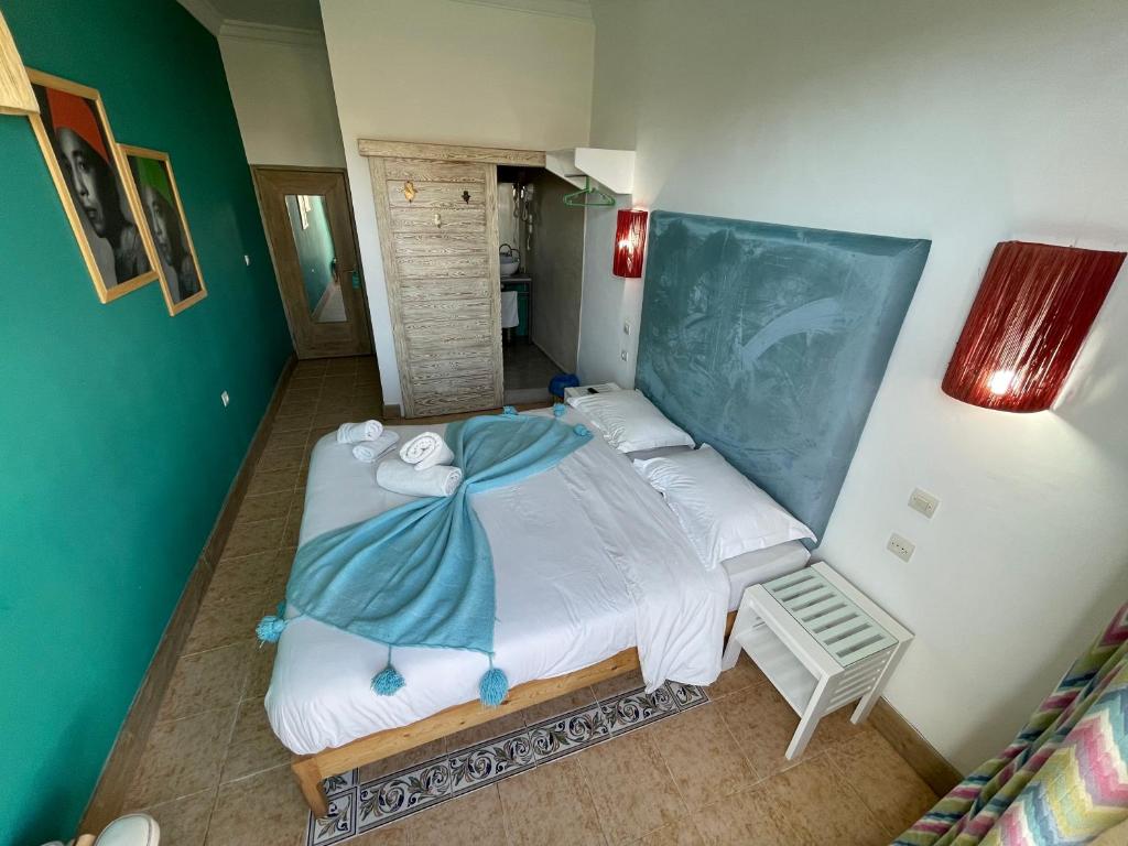 Postel nebo postele na pokoji v ubytování Mama Souiri Hotel