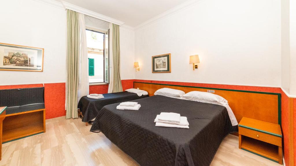 1 dormitorio con 2 camas y TV de pantalla plana en HOTEL CENTER 2 en Roma