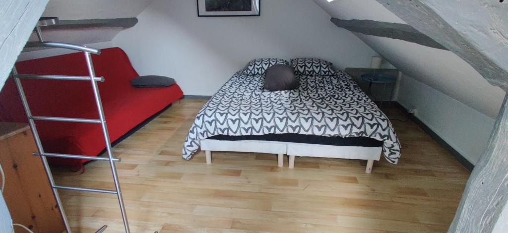 sypialnia z łóżkiem i drabiną na poddaszu w obiekcie Atypique Studio en Duplex w mieście Châlette-sur-Loing