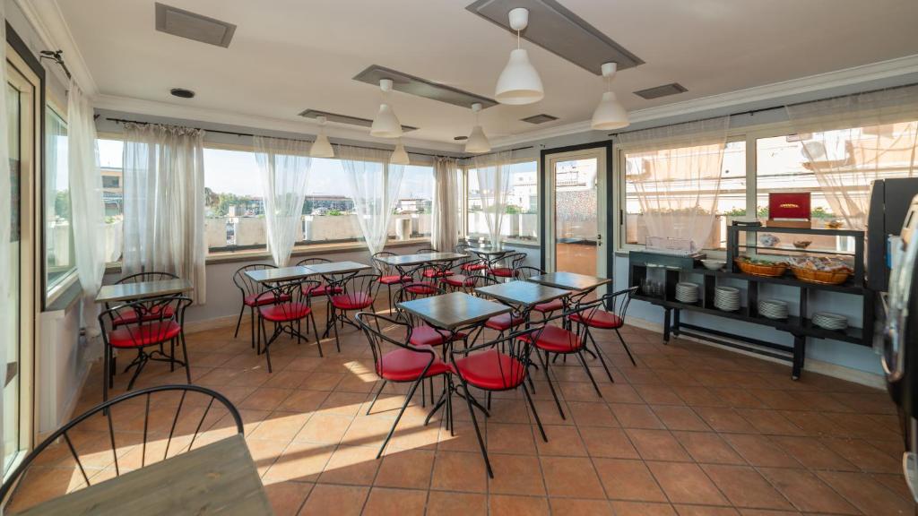 A restaurant or other place to eat at Hotel Center 1