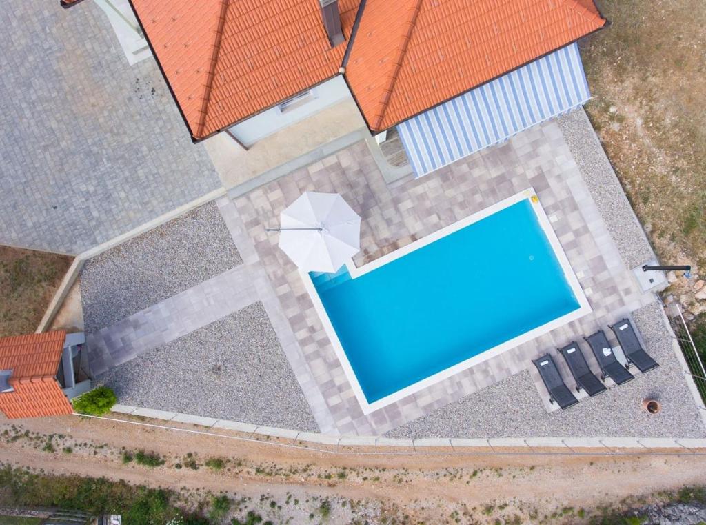 Bazén v ubytovaní Villa Toni, villa in Imotski, private pool, barbeque, private parking alebo v jeho blízkosti