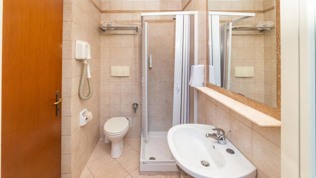 A bathroom at Hotel Center 1