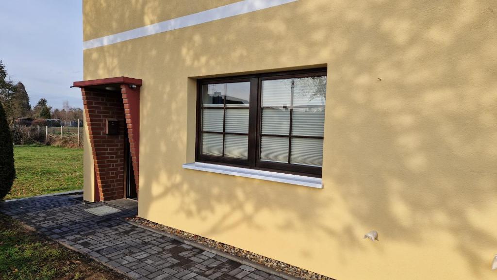 een raam aan de zijkant van een huis bij Apartment "Zur Rotbuche" in Lindau