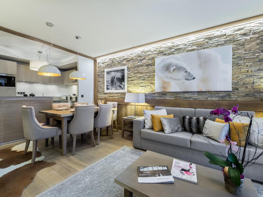 a living room with a couch and a table at Appartement Courchevel 1550, 3 pièces, 6 personnes - FR-1-562-33 in Courchevel