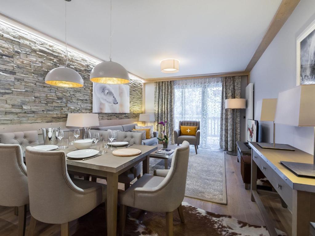a dining room with a table and chairs at Appartement moderne à Courchevel Village, près des commerces et pistes, parking et salle de fitness inclus - FR-1-562-38 in Courchevel