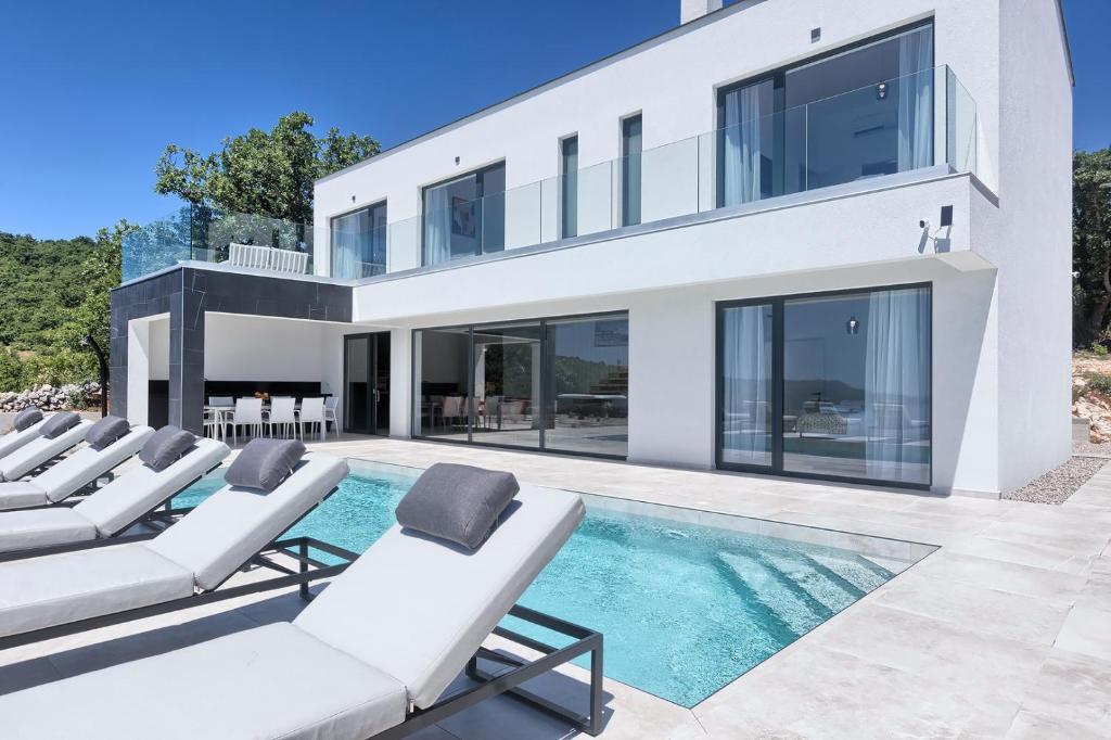 Villa Ultima with sea view, private pool, jacuzzi, gym and sauna - Вилла с видом на море