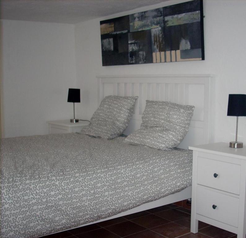 En eller flere senge i et værelse på Guesthouse du Safranier