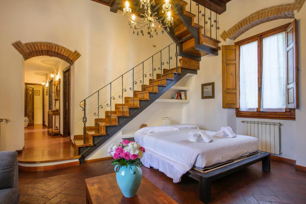 una camera da letto con un letto e un vaso di fiori di Casa Bellesi - Sweet Dreams in Florence a Firenze
