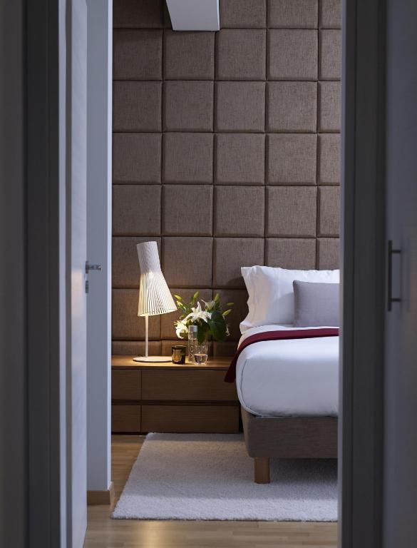 Een bed of bedden in een kamer bij Scale Suites