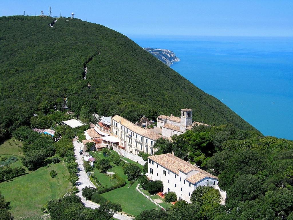 una casa en la cima de una colina junto al océano en Hotel Monteconero, en Sirolo