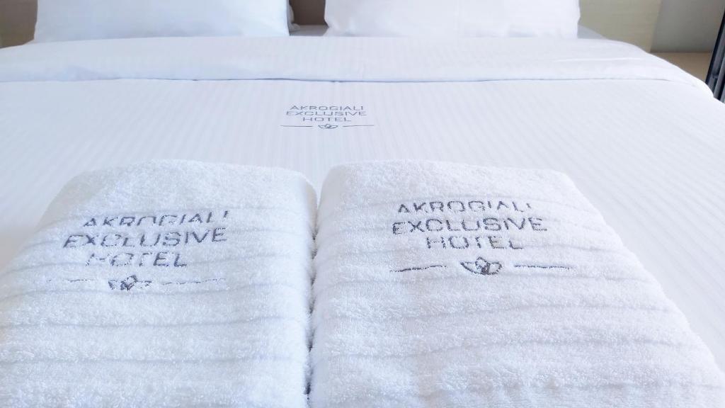 Postel nebo postele na pokoji v ubytování Akrogiali Exclusive Hotel (Adults Only)