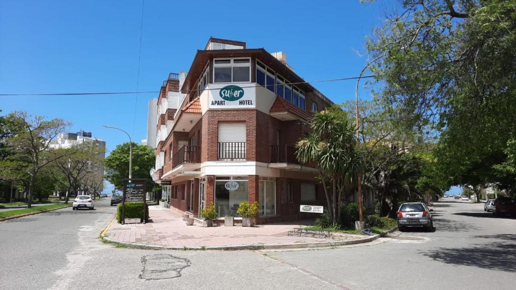 a brown brick building with a bike sign on it at Super Apart in Miramar