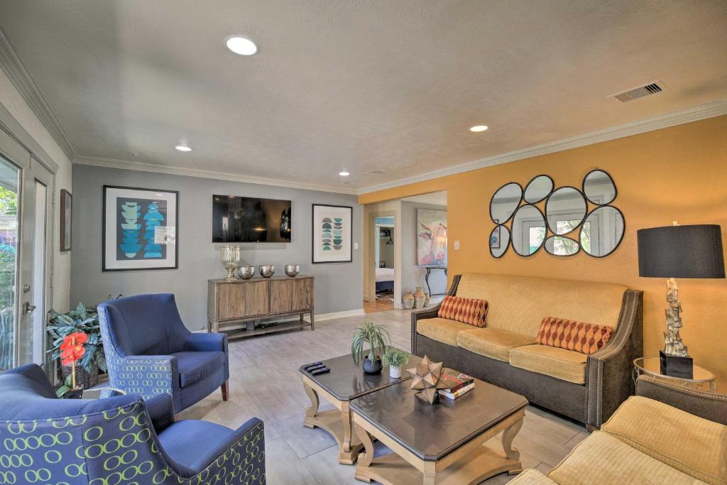 Colorful Houston Retreat with Hot Tub and Fire Pit!, Houston Updated