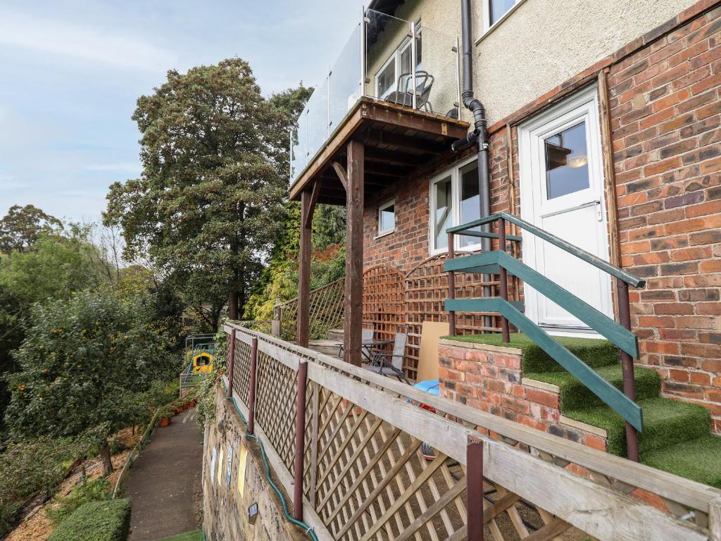 une maison en briques avec un escalier sur son côté dans l'établissement Westoe Hideaway, à Llangollen