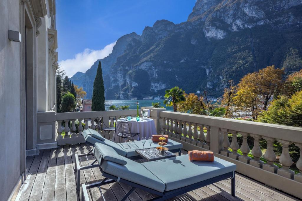 einen Balkon mit Bergblick in der Unterkunft Lido Palace - The Leading Hotels of the World in Riva del Garda