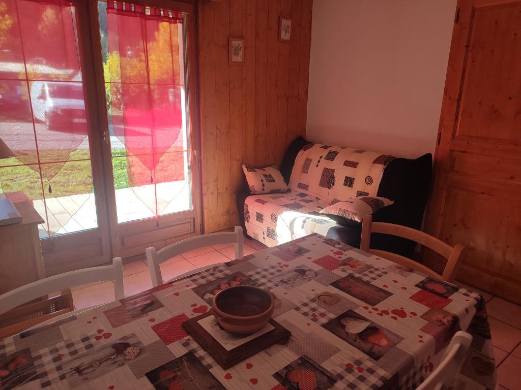 ein Zimmer mit einem Tisch und einer Decke darauf in der Unterkunft Boost Your Immo Les Deux Alpes Chalets d'or 792 in Les Deux Alpes