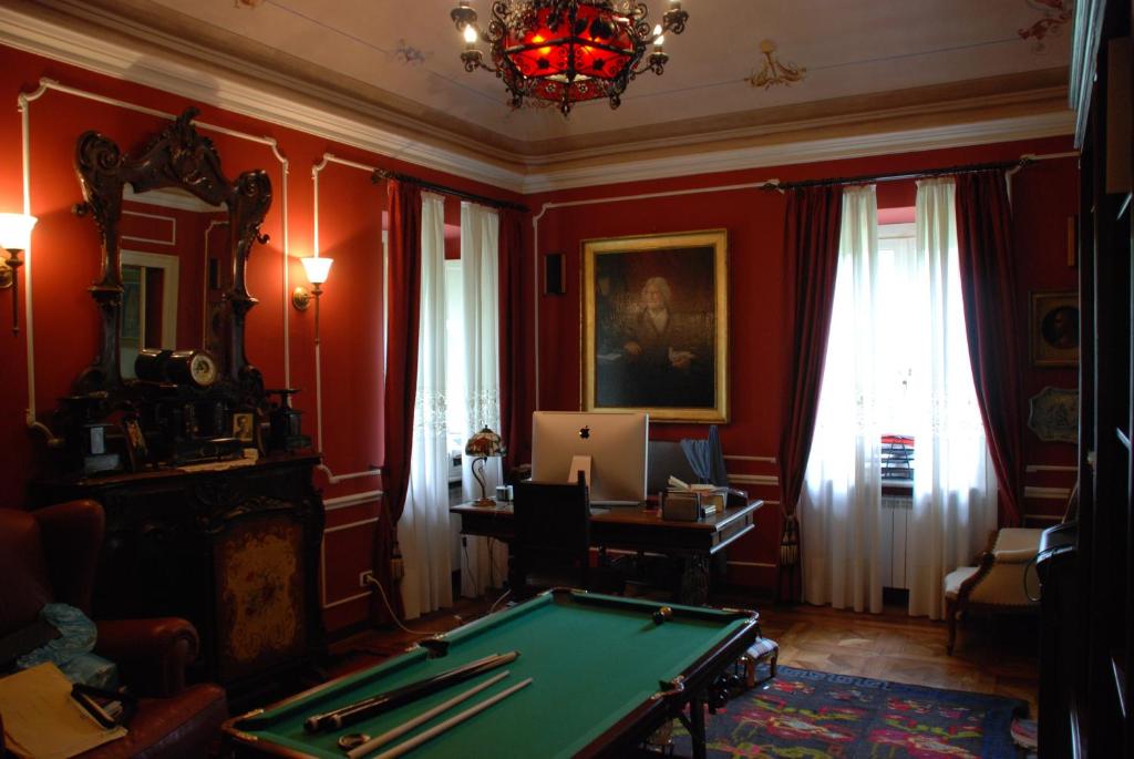 Biliardový stôl v ubytovaní Villa Mirano Bed & Breakfast