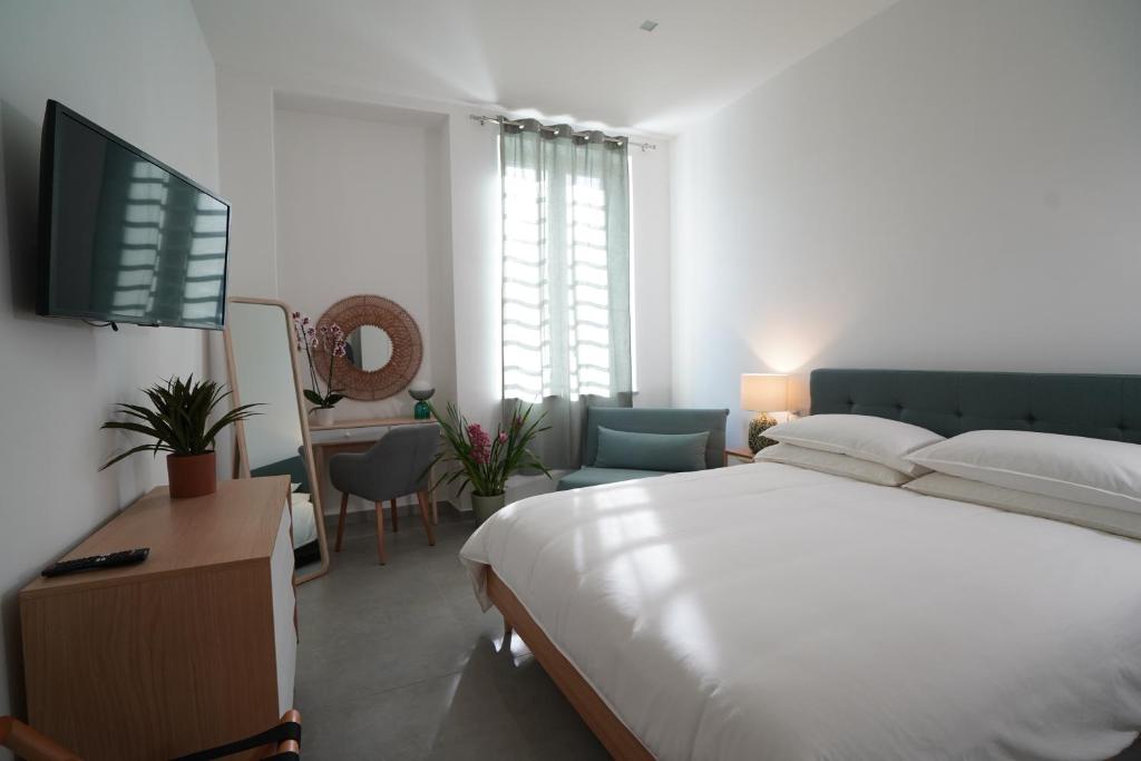 Curated visual reference: Fresh Look at Cosmo 38 Luxury Apartments Free Parking Naples Updated Prices 2025