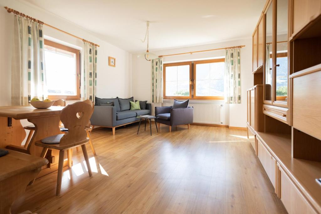 - un salon avec un canapé et une table dans l'établissement Pixnerhof - Ferienwohnung Golden, à Ciardes