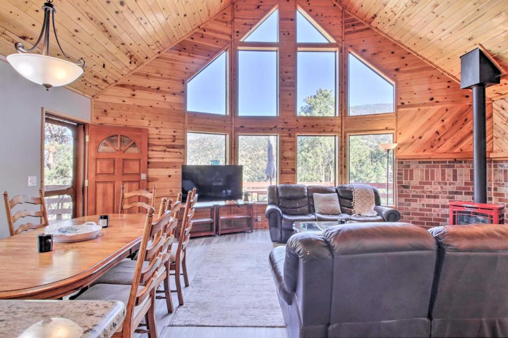 Idyllic Frazier Park Cabin Views, Pool Table, Frazier Park (updated