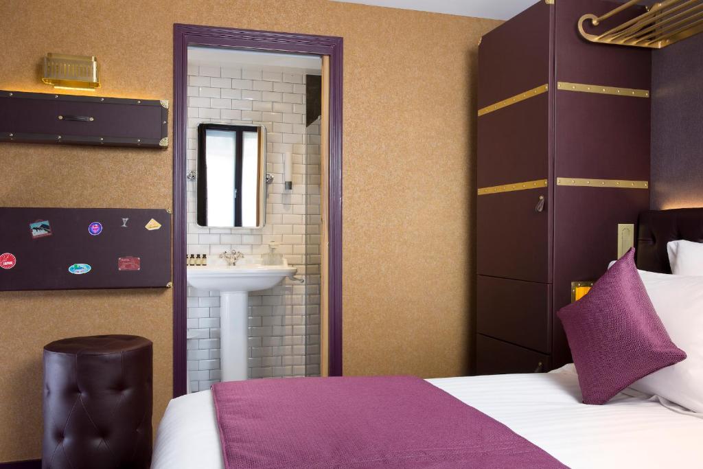 a hotel room with a bed and a sink at Hotel Whistler - Gare du Nord in Paris