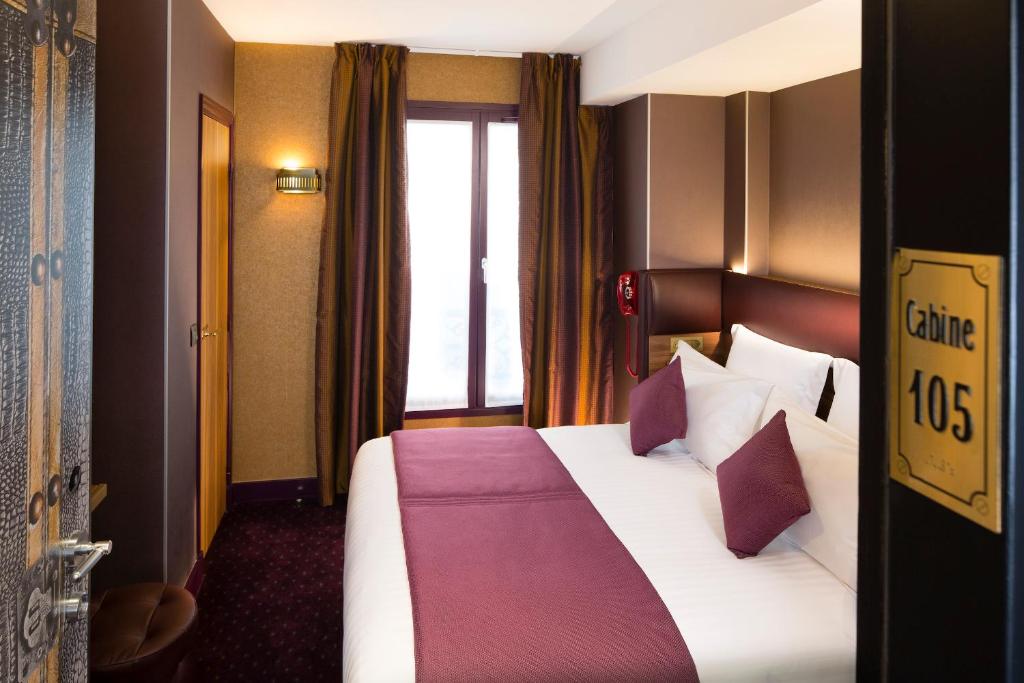 a hotel room with a bed and a window at Hotel Whistler - Gare du Nord in Paris