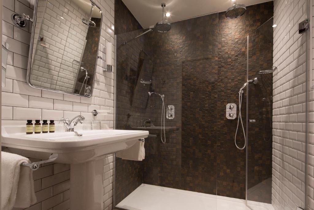 a bathroom with a sink and a shower at Hotel Whistler - Gare du Nord in Paris