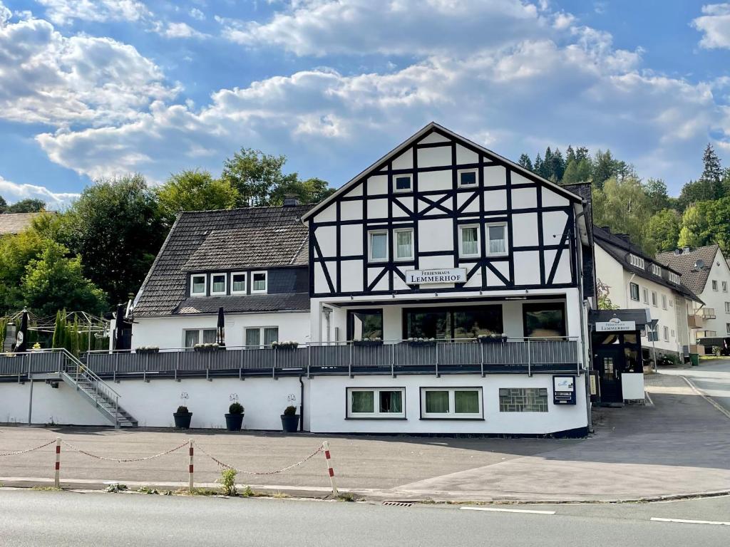 un edificio blanco con un edificio blanco y negro en Lemmerhof en Eslohe