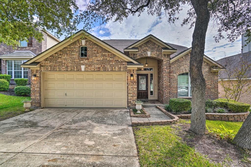 San Antonio Retreat with Fireplace and Pool Access!, Bulverde (updated