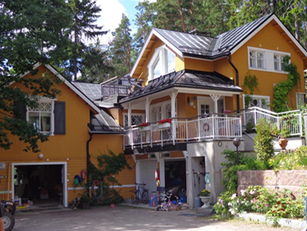 una casa amarilla con bicicletas estacionadas fuera de ella en Villa Lövkulla with Sauna en Löparö