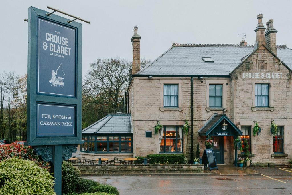 una señal frente a un edificio en Grouse & Claret, Matlock by Marston's Inns, en Matlock