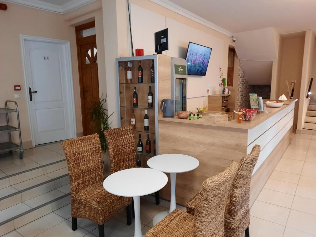 Televízia a/alebo spoločenská miestnosť v ubytovaní Végvári Hotel Eger