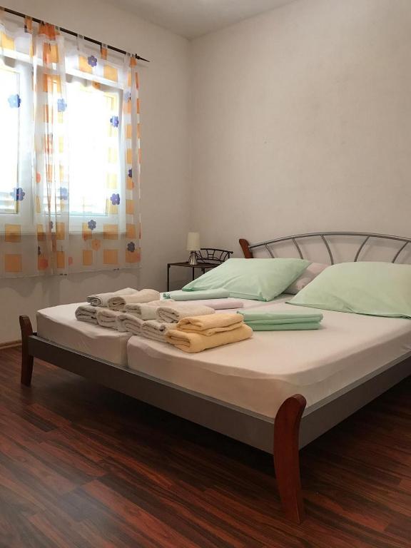Posteľ alebo postele v izbe v ubytovaní Apartments Semafor
