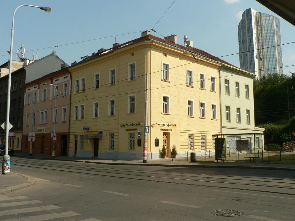 プラハにあるベータ ペンションの通路脇の黄色い建物