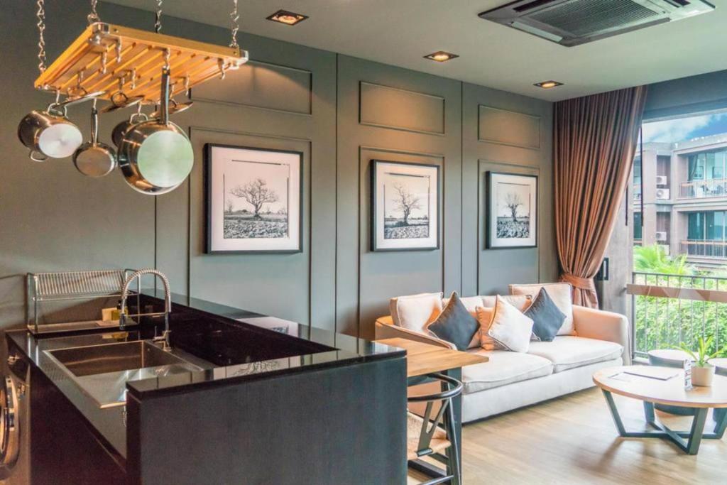 Posezení v ubytování Luxury King Bed Apartment with Pool View and Sauna