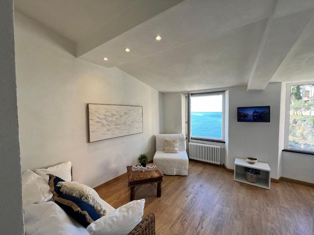 una sala de estar con un sofá y una silla en House La Dedina by Holiday World, en Sori