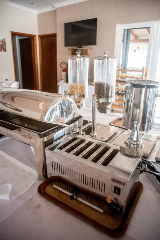 TV a/nebo společenská místnost v ubytování Elektra Hotel