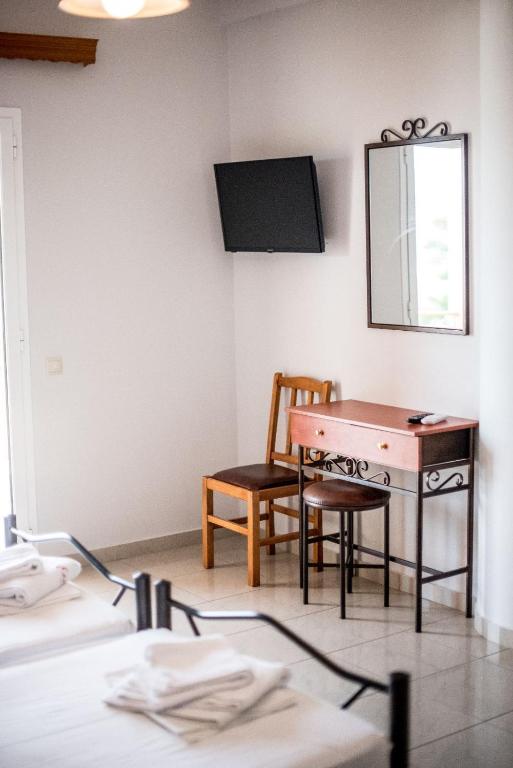 TV a/nebo společenská místnost v ubytování Elektra Hotel