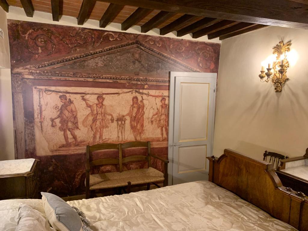 Łóżko lub łóżka w pokoju w obiekcie CORTONA SUITE - THE HOUSE WITH WELL and THE FRESCOS PALACE