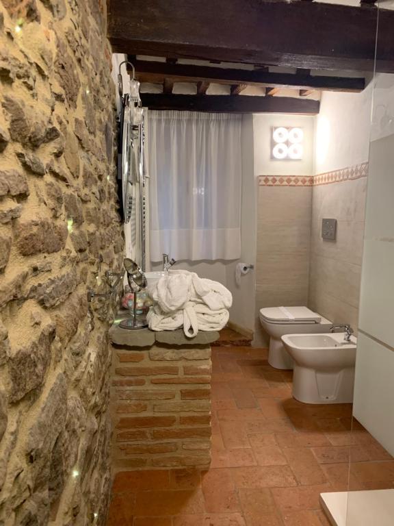 Łazienka w obiekcie CORTONA SUITE - THE HOUSE WITH WELL and THE FRESCOS PALACE