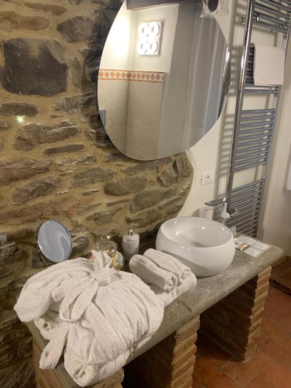 Łazienka w obiekcie CORTONA SUITE - THE HOUSE WITH WELL and THE FRESCOS PALACE