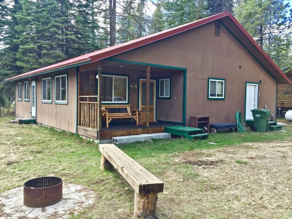 een kleine hut met een bankje ervoor bij Boulder Creek Cabin by Casago McCall - Donerightmanagement in Donnelly