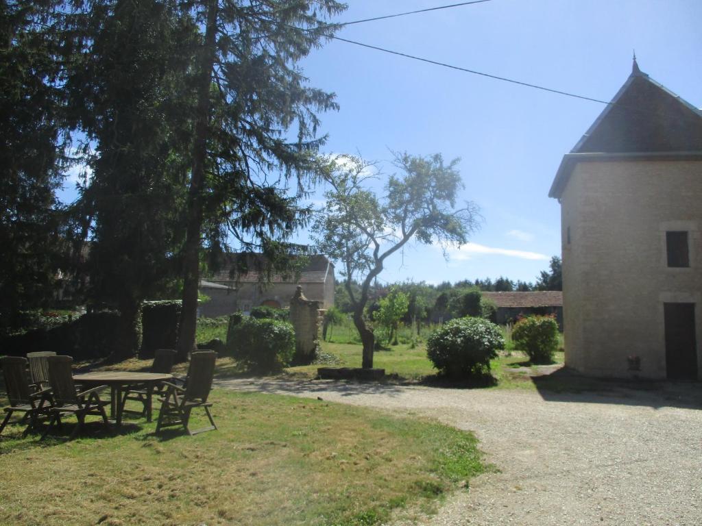 a picnic table and chairs in front of a building at Appartement La petite Résie in La Résie-Saint-Martin