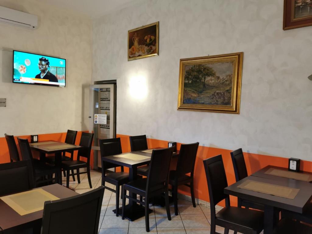 A television and/or entertainment centre at Hotel Orchidea