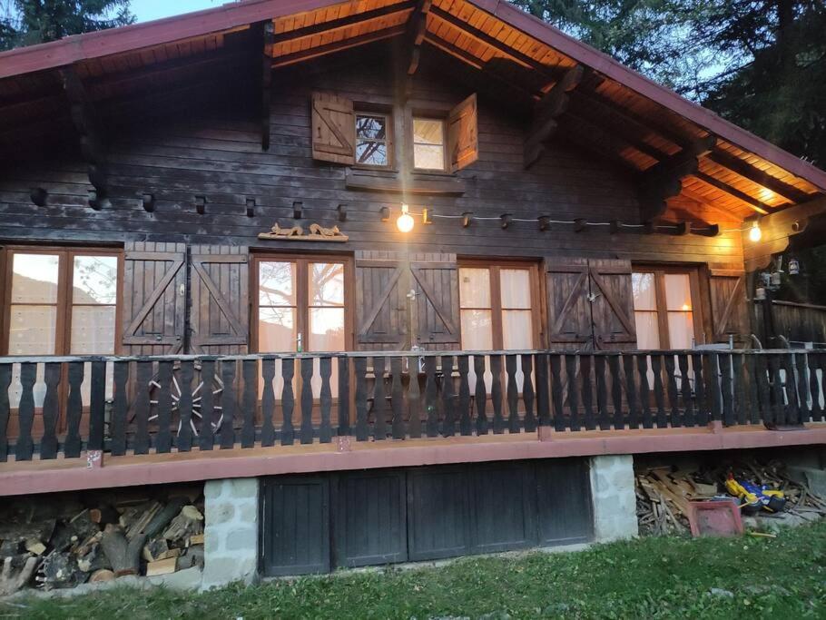 a log cabin with a balcony and windows at Chalet accueillant et familial in Saint-Martin-Vésubie